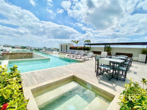 Large Studio, Large Rooftop Pool, Great Location!
